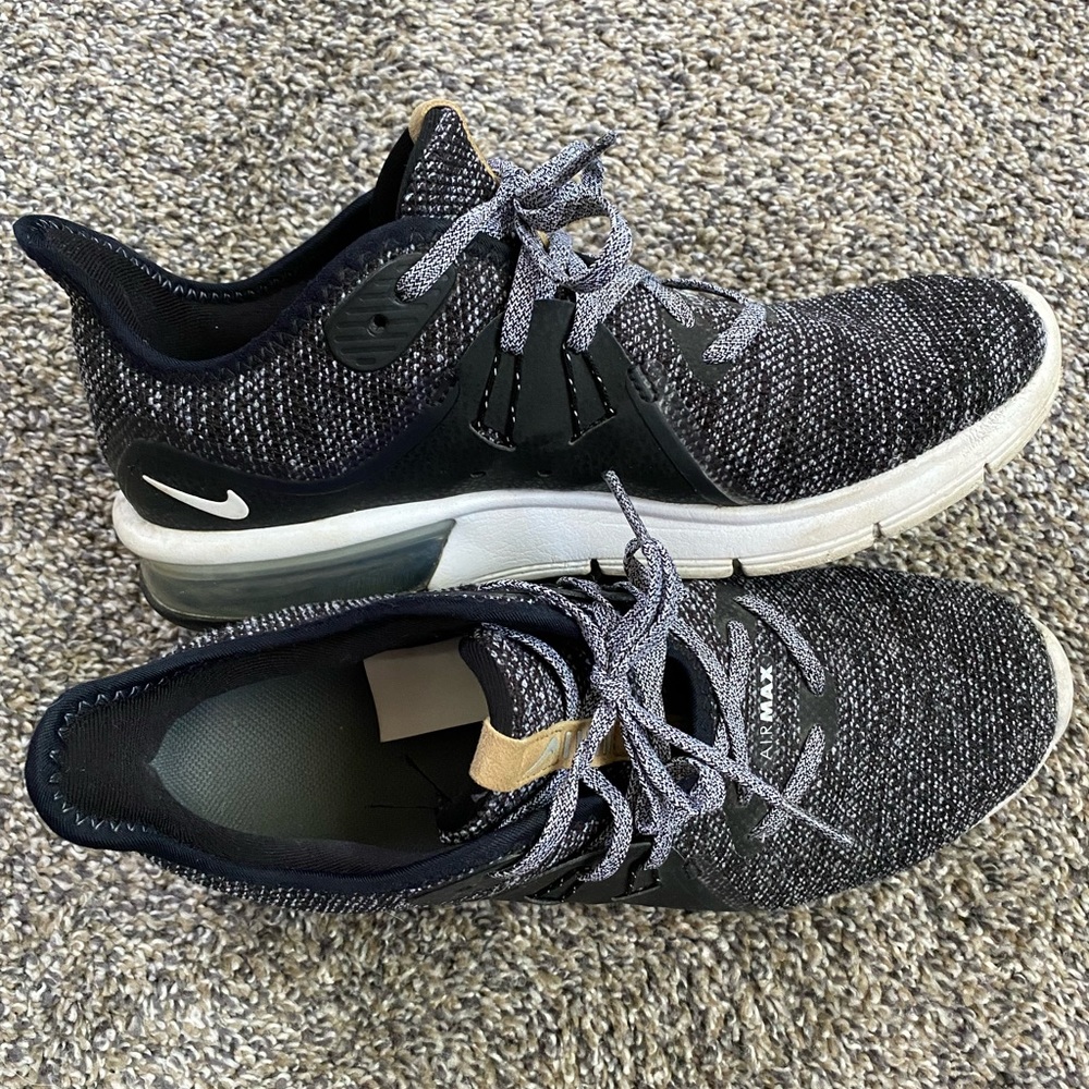 Women’s Nike AirMax tennis shoes